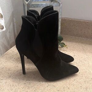 Venus brand size 6 zip closure black booties